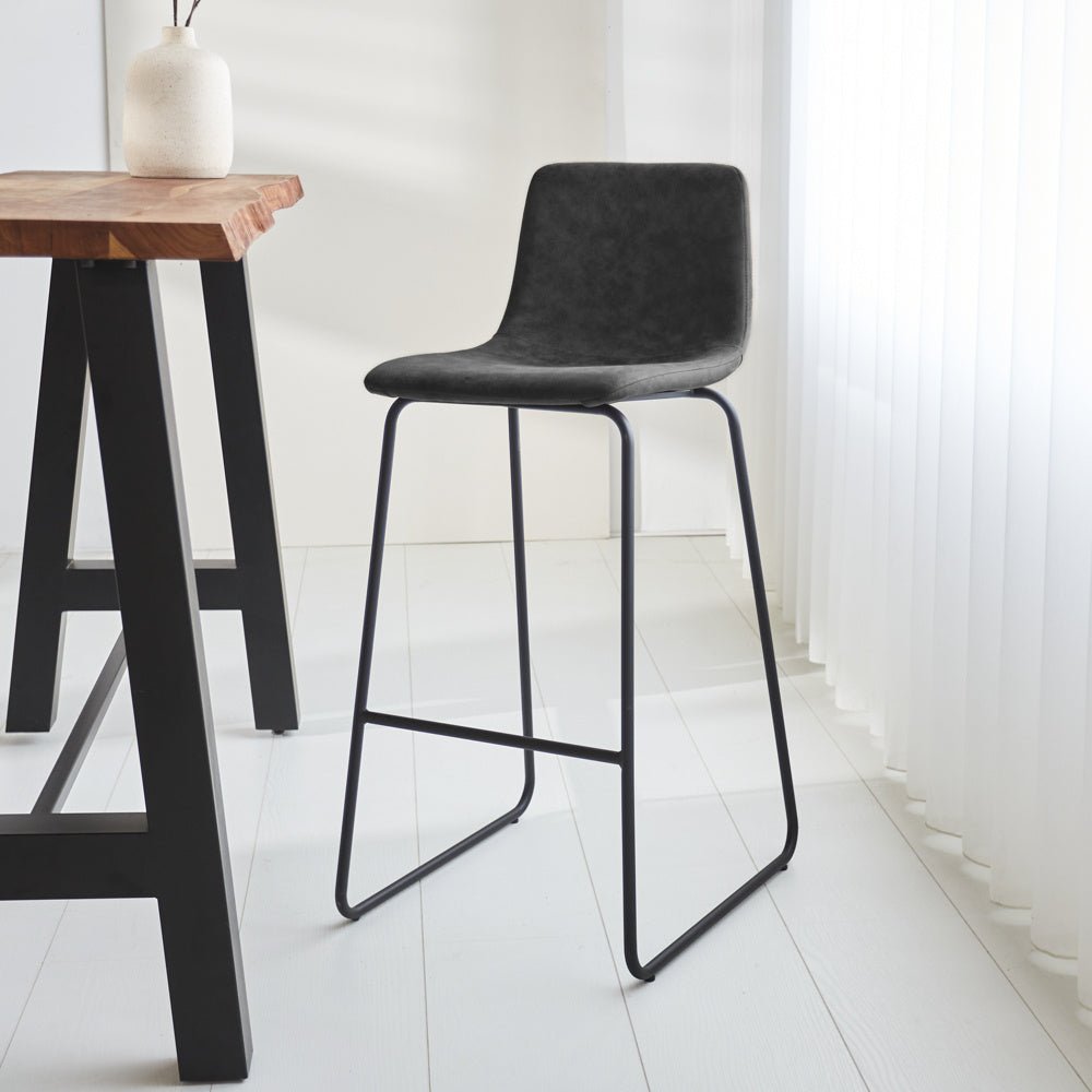 Barstol Brentt Dimehouse Antracit LxBxH 84x60x49 Mikrofiber Atmosfærisk foto diagonalt set forfra