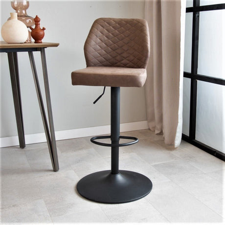 Barstol Grizzly Dimehouse Taupe LxBxH 65x56x52 Microfiber Atmosfærisk foto diagonalt set forfra