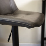 Barstol Jason Dimehouse Antracit LxBxH 82x52x39 Kunstlæder Atmosfærisk fotodetalje