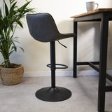 Barstol Jason Dimehouse Antracit LxBxH 82x52x39 Kunstlæder Atmosfærisk foto diagonalt set bagfra