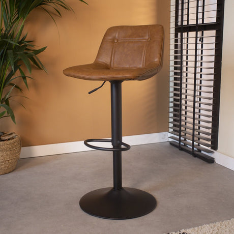 Barstol Jason Dimehouse Cognac LxBxH 82x52x39 Kunstlæder Atmosfærisk foto diagonalt set forfra