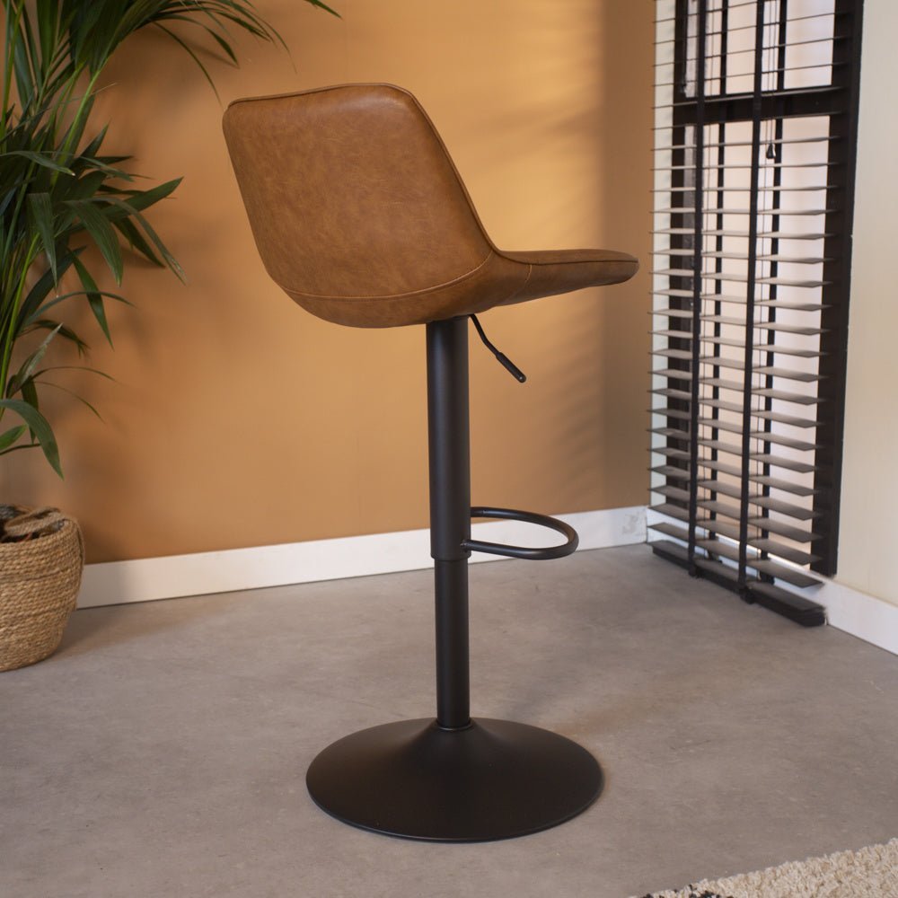 Barstol Jason Dimehouse Cognac LxBxH 82x52x39 Kunstlæder Atmosfærisk foto diagonalt set bagfra