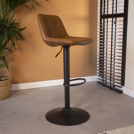 Barstol Jason Dimehouse Cognac LxBxH 82x52x39 Kunstlæder Atmosfærisk foto set fra siden