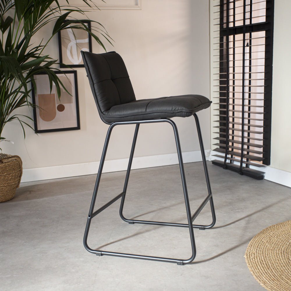 Barstol Jelle Dimehouse Antracit LxBxH 63x56x49 Mikrofiber Atmosfærisk foto set fra siden