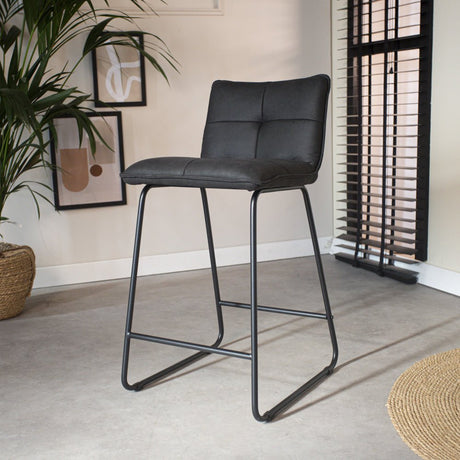 Barstol Jelle Dimehouse Antracit LxBxH 63x56x49 Mikrofiber Atmosfærisk foto diagonalt set forfra