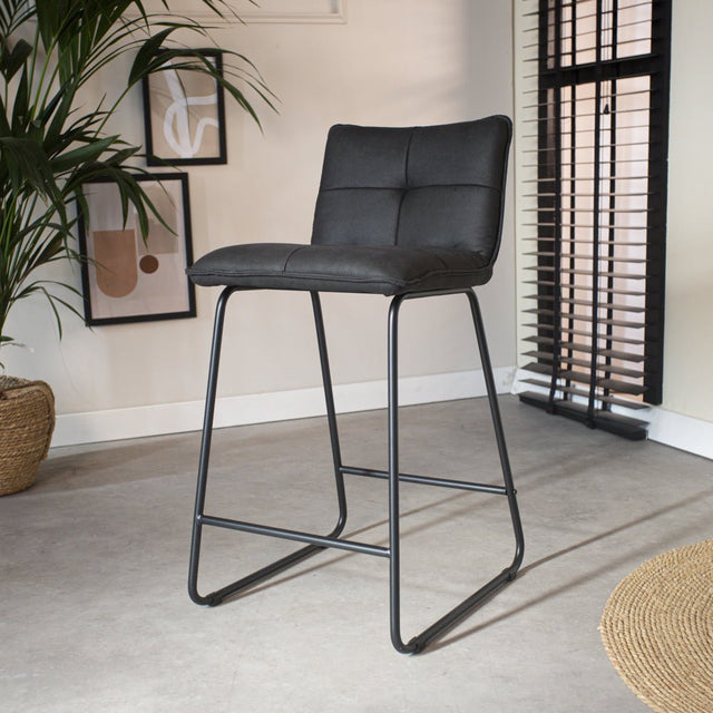 Barstol Jelle Dimehouse Antracit LxBxH 63x56x49 Mikrofiber Atmosfærisk foto diagonalt set forfra