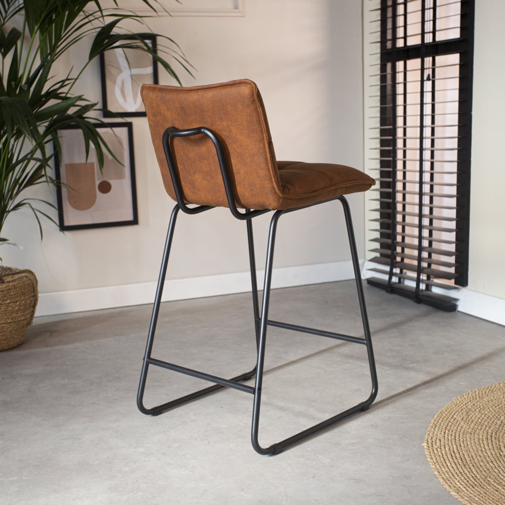 Barstol Jelle Dimehouse Cognac LxBxH 63x56x49 Microfiber Atmosfærisk foto diagonalt set bagfra