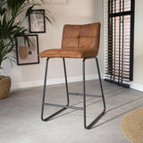Barstol Jelle Dimehouse Cognac LxBxH 63x56x49 Mikrofiber Atmosfærisk foto diagonalt set forfra