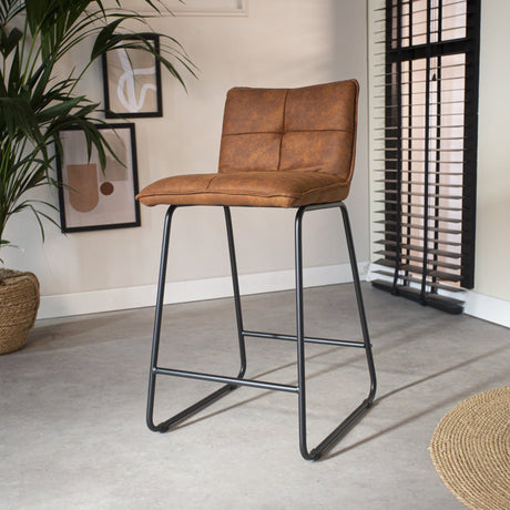 Barstol Jelle Dimehouse Cognac LxBxH 63x56x49 Mikrofiber Atmosfærisk foto diagonalt set forfra