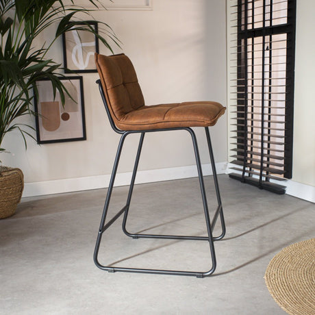 Barstol Jelle Dimehouse Cognac LxBxH 63x56x49 Mikrofiber Atmosfærisk foto set fra siden