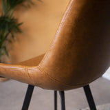 Barstol Juno Dimehouse Cognac LxBxH 86x56x56 Kunstlæder Atmosfærisk fotodetalje