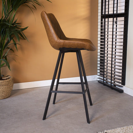Barstol Juno Dimehouse Cognac LxBxH 86x56x56 Kunstlæder Atmosfærisk foto set fra siden