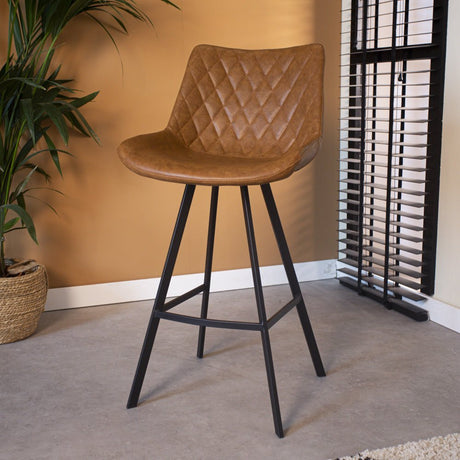 Barstol Juno Dimehouse Cognac LxBxH 86x56x56 Kunstlæder Atmosfærisk foto diagonalt set forfra