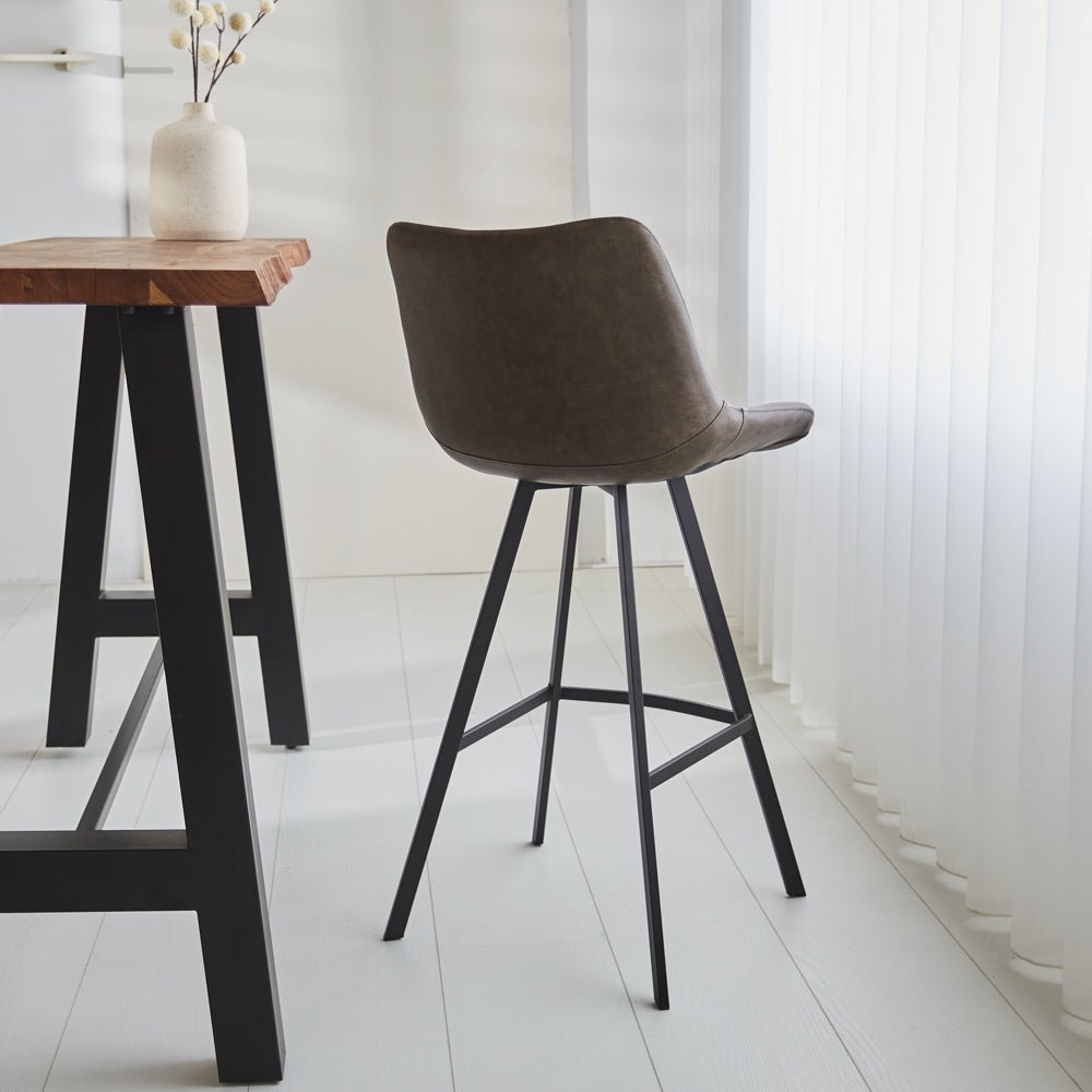 Barstol Juno Dimehouse Taupe LxBxH 86x56x56 Kunstlæder Atmosfærisk foto diagonalt set bagfra