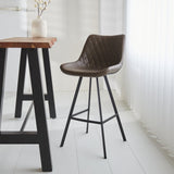 Barstol Juno Dimehouse Taupe LxBxH 86x56x56 Kunstlæder Atmosfærisk foto diagonalt set forfra