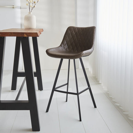 Barstol Juno Dimehouse Taupe LxBxH 86x56x56 Kunstlæder Atmosfærisk foto diagonalt set forfra