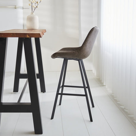 Barstol Juno Dimehouse Taupe LxBxH 86x56x56 Kunstlæder Atmosfærisk foto set fra siden
