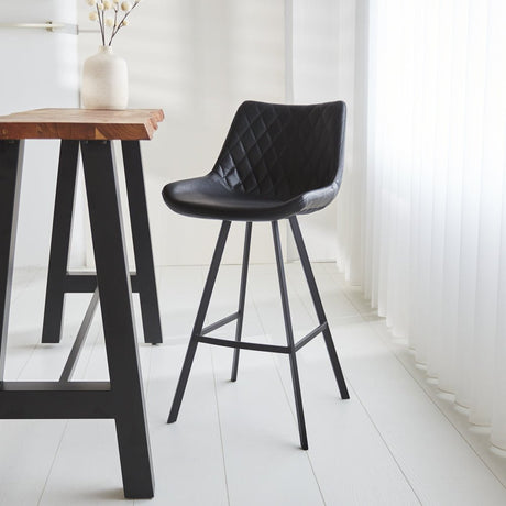Barstol Juno Dimehouse Sort LxBxH 86x56x56 Kunstlæder Atmosfærisk foto diagonalt set forfra