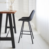 Barstol Juno Dimehouse Sort LxBxH 86x56x56 Kunstlæder Atmosfærisk foto set fra siden