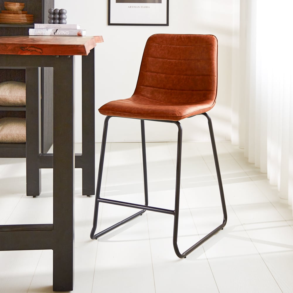 Barstol Mark imiteret læder Dimehouse Cognac LxBxH 79x65x54 Kunstlæder Atmosfærisk foto diagonalt set forfra