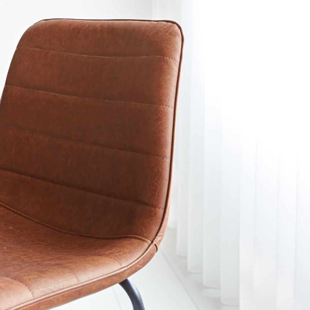 Barstol Mark imiteret læder Dimehouse Cognac LxBxH 79x65x54 Kunstlæder Atmosfærisk fotodetalje