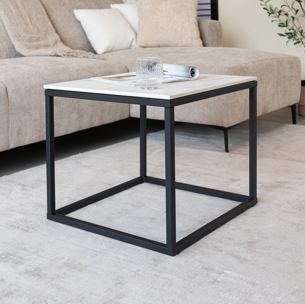 Sidebord Fien Dimehouse Hvid LxBxH 63x63x10 Sintret sten Atmosfærisk foto diagonalt set forfra