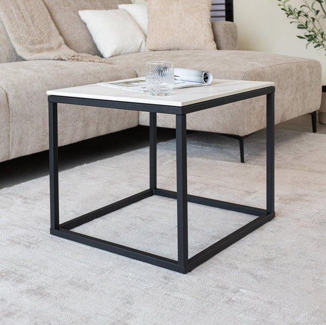 Sidebord Fien Dimehouse Hvid LxBxH 63x63x10 Sintret sten Atmosfærisk foto diagonalt set forfra