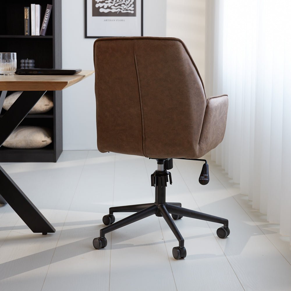 Kontorstol Novan Dimehouse Taupe LxBxH 72x63x58 Stof Atmosfærisk foto diagonalt set bagfra