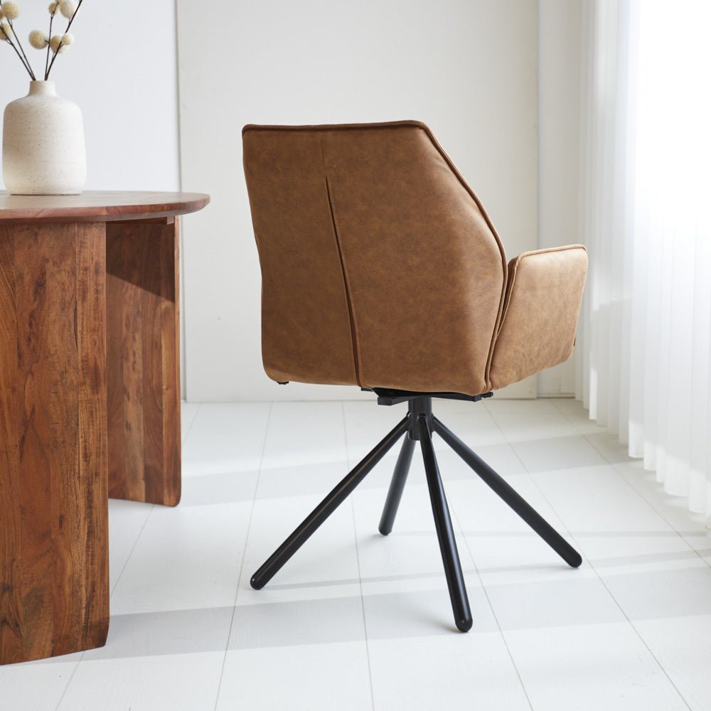Spisestuestol Novan Microfiber Dimehouse Cognac LxBxH 71x64x56 Stof Atmosfærisk foto diagonalt set bagfra