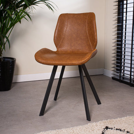 Spisestuestol Barry Dimehouse Cognac LxBxH 69x66x48 Kunstlæder Atmosfærisk foto diagonalt set forfra