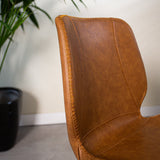 Spisestuestol Barry Dimehouse Cognac LxBxH 69x66x48 Kunstlæder Atmosfærisk fotodetalje