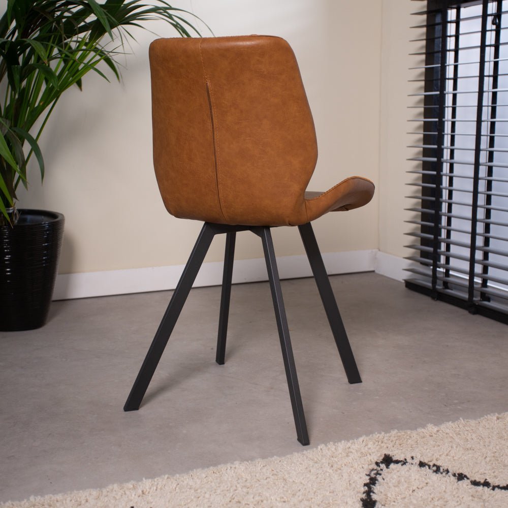 Spisestuestol Barry Dimehouse Cognac LxBxH 69x66x48 Kunstlæder Atmosfærisk foto diagonalt set bagfra