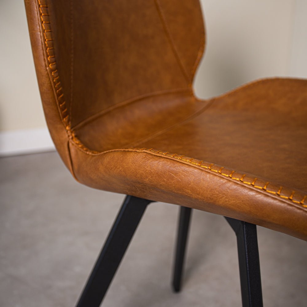 Spisestuestol Barry Dimehouse Cognac LxBxH 69x66x48 Kunstlæder Atmosfærisk fotodetalje
