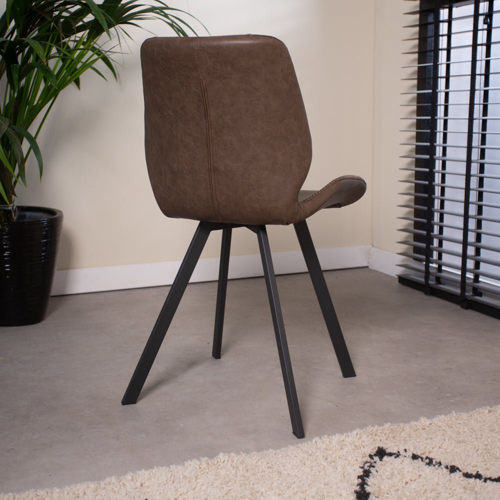 Spisestuestol Barry Dimehouse Taupe LxBxH 69x66x48 Kunstlæder Atmosfærisk foto diagonalt set bagfra