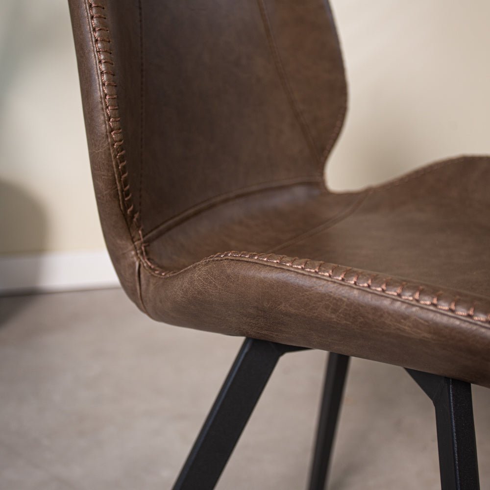 Spisestuestol Barry Dimehouse Taupe LxBxH 69x66x48 Kunstlæder Atmosfærisk fotodetalje