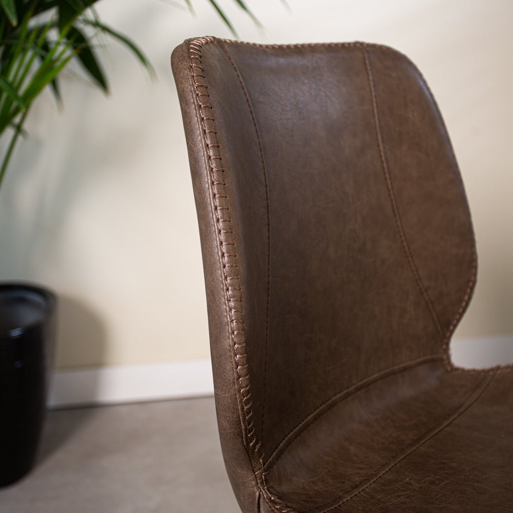 Spisestuestol Barry Dimehouse Taupe LxBxH 69x66x48 Kunstlæder Atmosfærisk fotodetalje