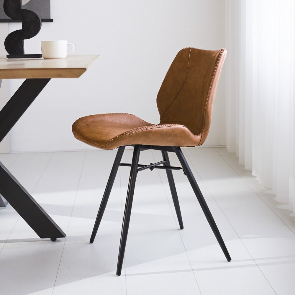 Spisestuestol Beau kunstlæder Dimehouse Cognac LxBxH 72x68x50 Kunstlæder Atmosfærisk foto set fra siden