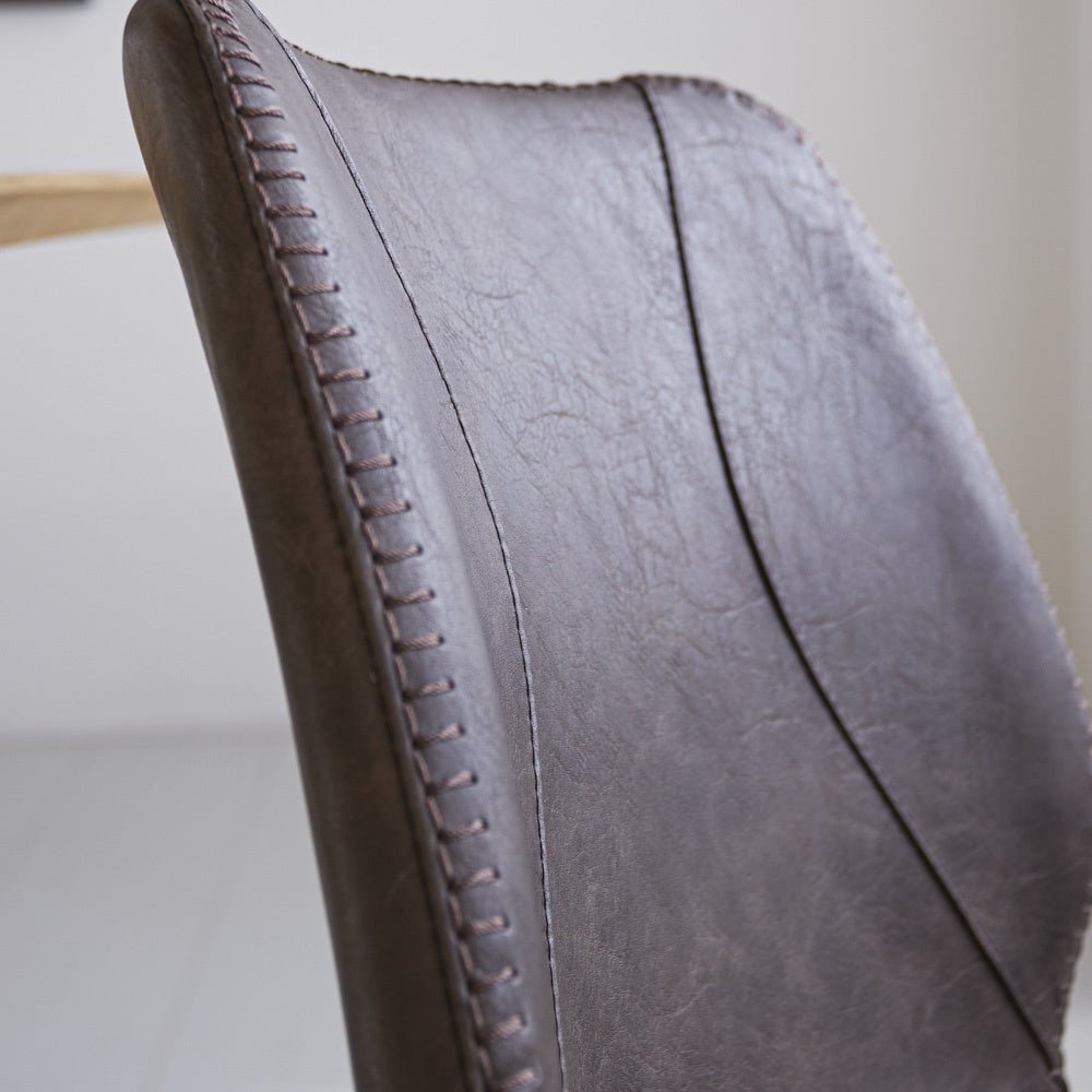 Spisestuestol Beau kunstlæder Dimehouse Taupe LxBxH 72x68x50 Kunstlæder Atmosfærisk fotodetalje