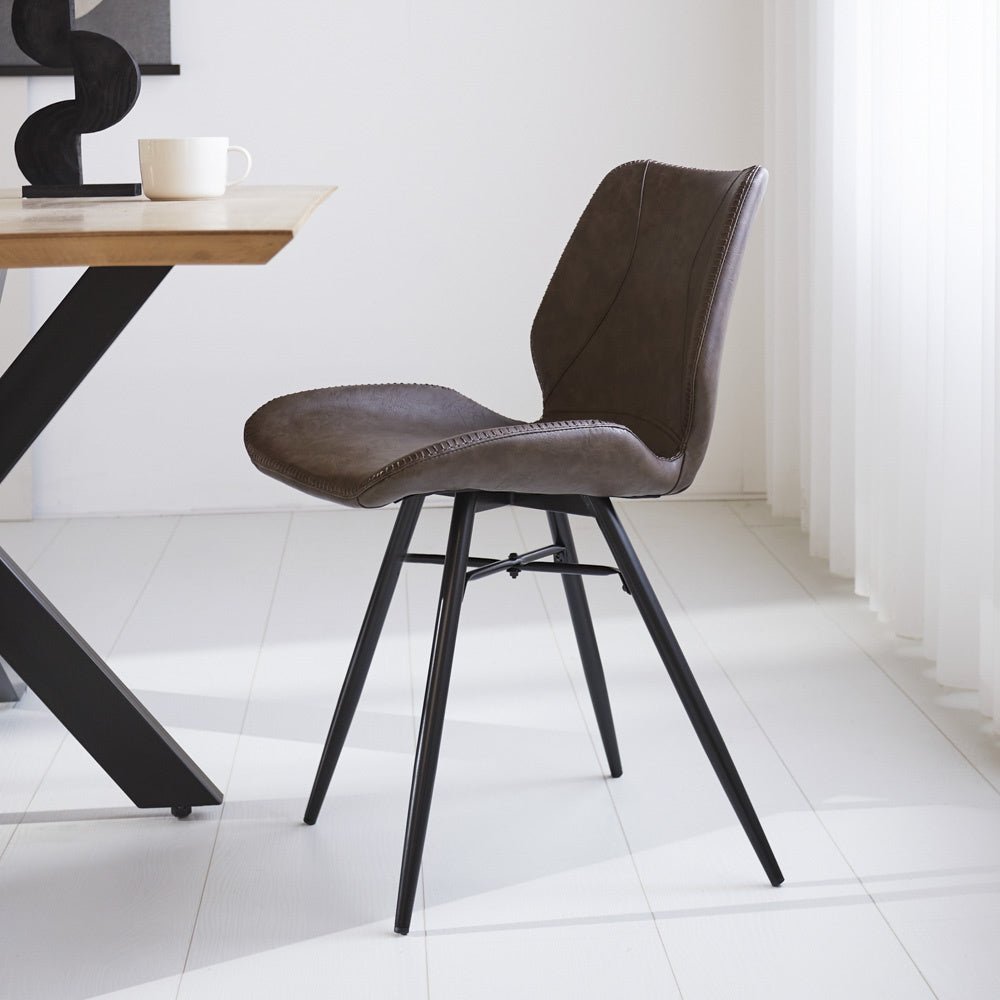 Spisestuestol Beau kunstlæder Dimehouse Taupe LxBxH 72x68x50 Kunstlæder Atmosfærisk foto set fra siden
