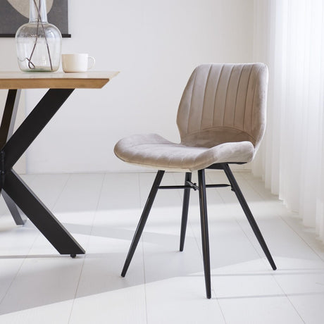 Spisestuestol Beau fløjl Dimehouse Beige LxBxH 71x67x49 Stof Atmosfærisk foto diagonalt set forfra