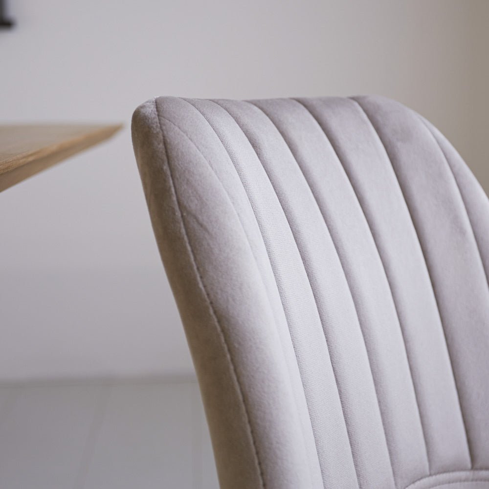 Spisestuestol Beau fløjl Dimehouse Beige LxBxH 71x67x49 Stof Atmosfærisk fotodetalje