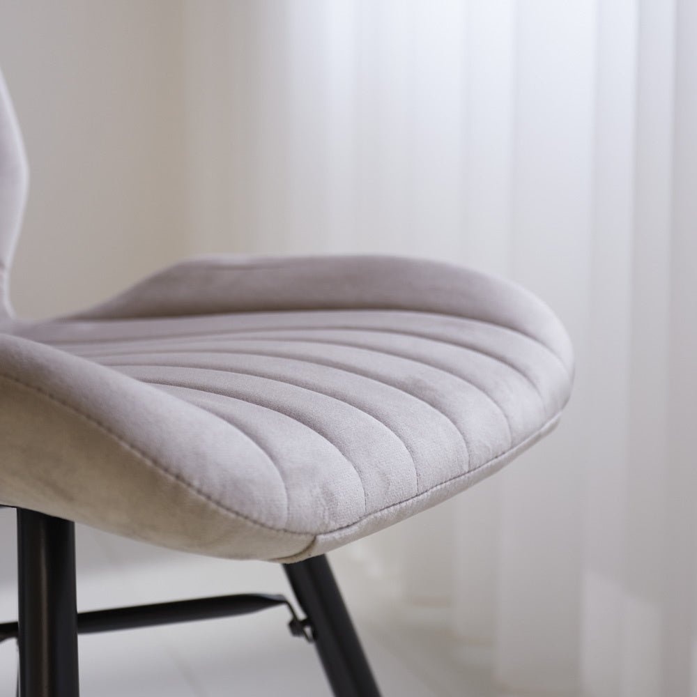 Spisestuestol Beau fløjl Dimehouse Beige LxBxH 71x67x49 Stof Atmosfærisk fotodetalje