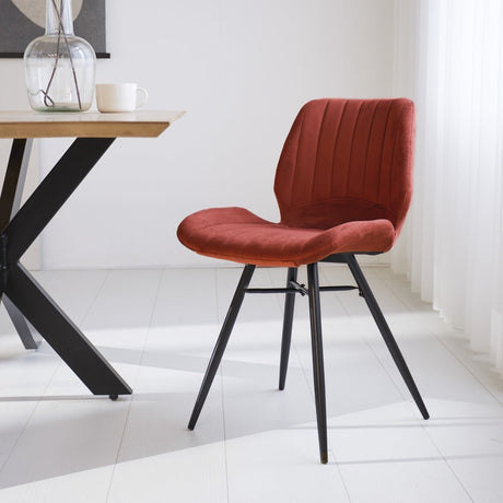 Spisestuestol Beau fløjl Dimehouse Kobber LxBxH 71x67x49 Stof Atmosfærisk foto diagonalt set forfra