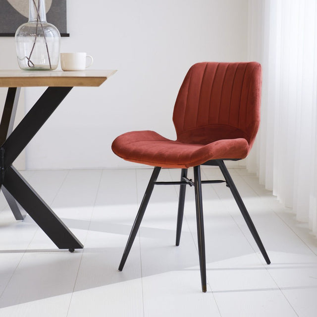 Spisestuestol Beau fløjl Dimehouse Kobber LxBxH 71x67x49 Stof Atmosfærisk foto diagonalt set forfra