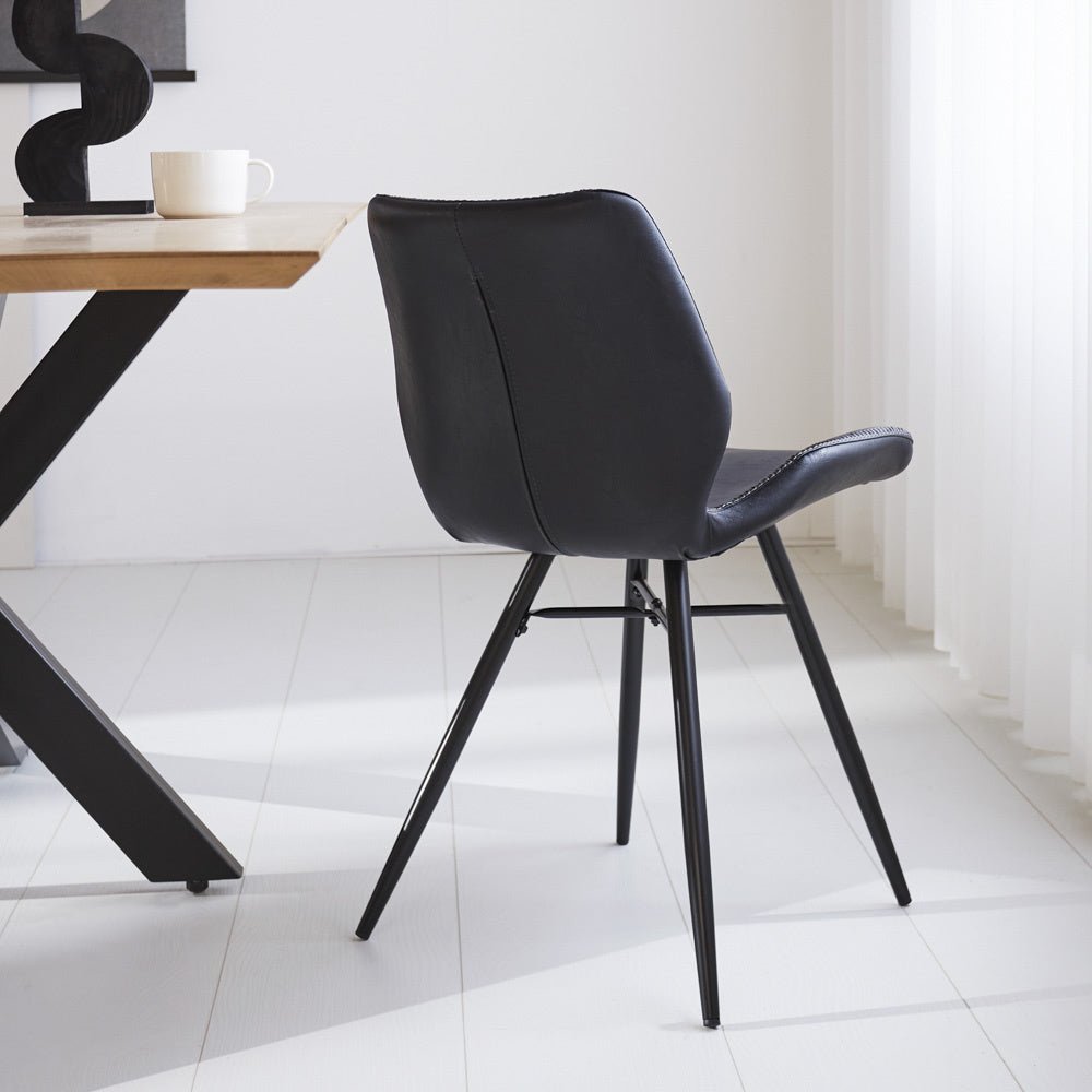 Spisestuestol Beau kunstlæder Dimehouse Sort LxBxH 72x68x50 Kunstlæder Atmosfærisk foto diagonalt set bagfra
