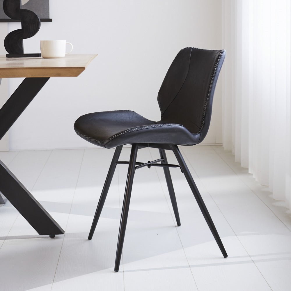 Spisestuestol Beau kunstlæder Dimehouse Sort LxBxH 72x68x50 Kunstlæder Atmosfærisk foto set fra siden