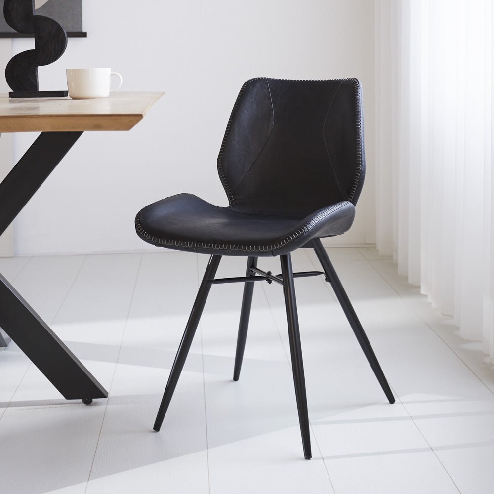 Spisestuestol Beau kunstlæder Dimehouse Sort LxBxH 72x68x50 Kunstlæder Atmosfærisk foto diagonalt set forfra