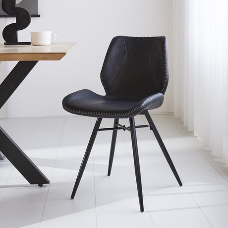 Spisestuestol Beau kunstlæder Dimehouse Sort LxBxH 72x68x50 Kunstlæder Atmosfærisk foto diagonalt set forfra
