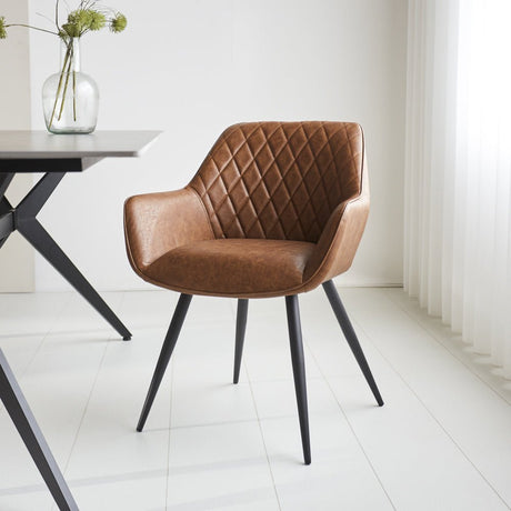 Spisestuestol Cara Dimehouse Cognac LxBxH 78x65x57 Kunstlæder Atmosfærisk foto diagonalt set forfra