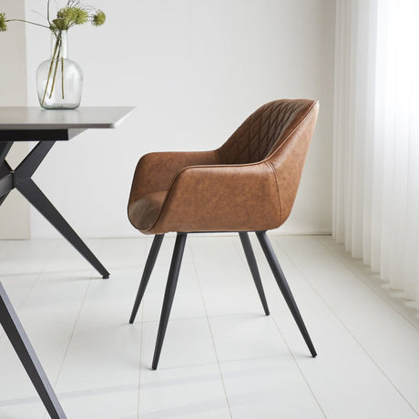 Spisestuestol Cara Dimehouse Cognac LxBxH 78x65x57 Kunstlæder Atmosfærisk foto fra siden